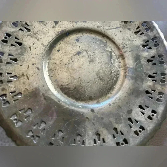 Vintage Brass Plate Decor With Beautiful Engravings Around 9” Around - Picture 5 of 8